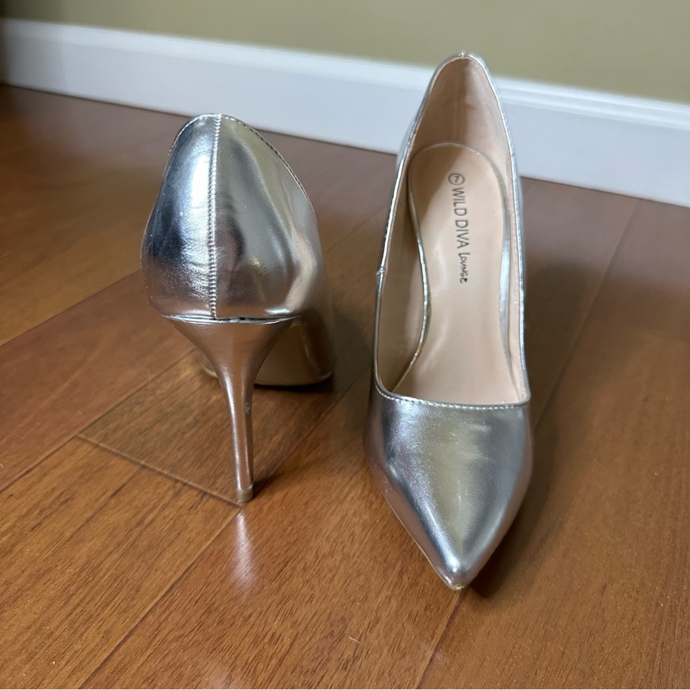 Wild Diva Lounge Metallic Silver Heels Pointed Toe Size 7
